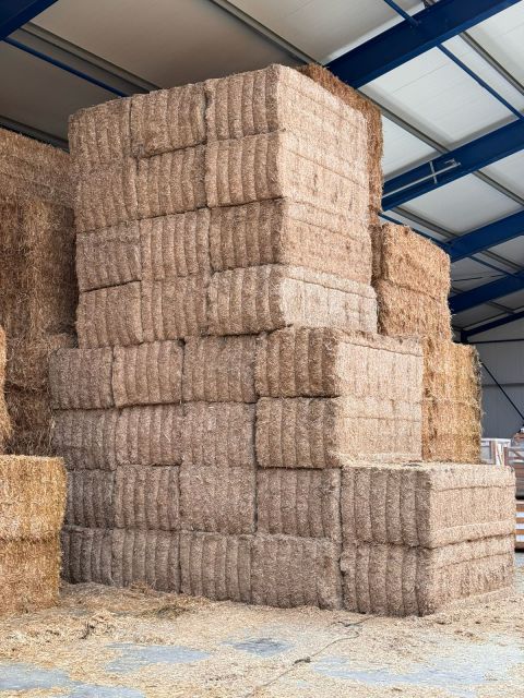 Gehamerd koolzaadstro