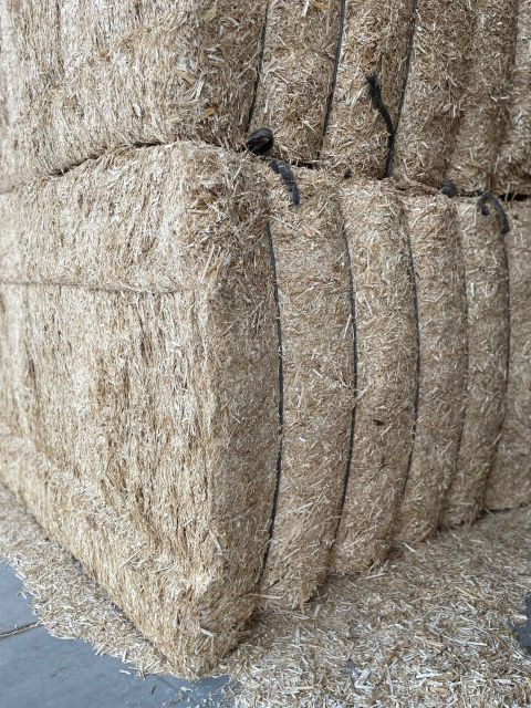 Te koop: Koolzaadstro gehakseld grote balen,