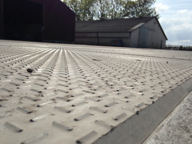 Nieuwe betonplaten met traanprofiel