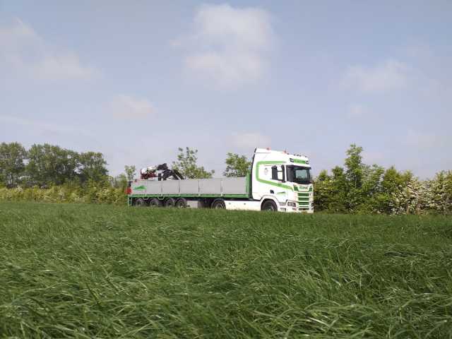 Nieuwe betonplaten met traanprofiel